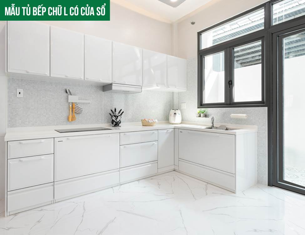 Mẫu tủ bếp chữ l có cửa sổ