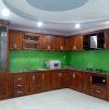 Tủ Bếp Gỗ Căm Xe Chữ L Kính Xanh – Sang Trọng & Bền Bỉ Theo Thời Gian
