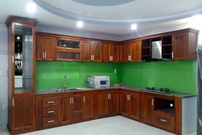 Tủ Bếp Gỗ Căm Xe Chữ L Kính Xanh – Sang Trọng & Bền Bỉ Theo Thời Gian