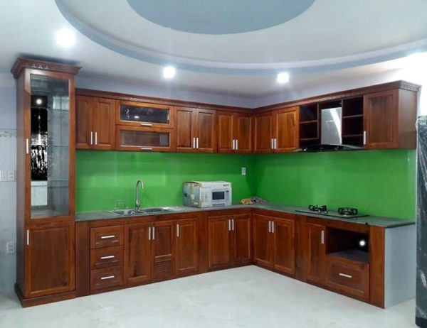 Tủ Bếp Gỗ Căm Xe Chữ L Kính Xanh – Sang Trọng & Bền Bỉ Theo Thời Gian