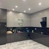 Tủ bếp nhựa PVC phủ Acrylic chữ L hiện đại TBAC01