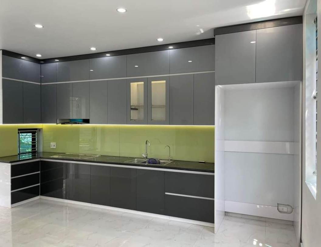 Các yếu tố ảnh hưởng đến giá tấm Acrylic cho tủ bếp