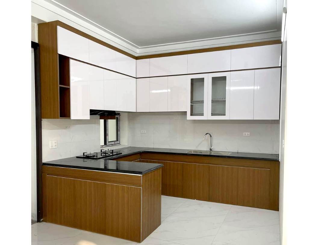 Mẫu tủ bếp nhựa giả gỗ chữ U kết hợp đảo bếp