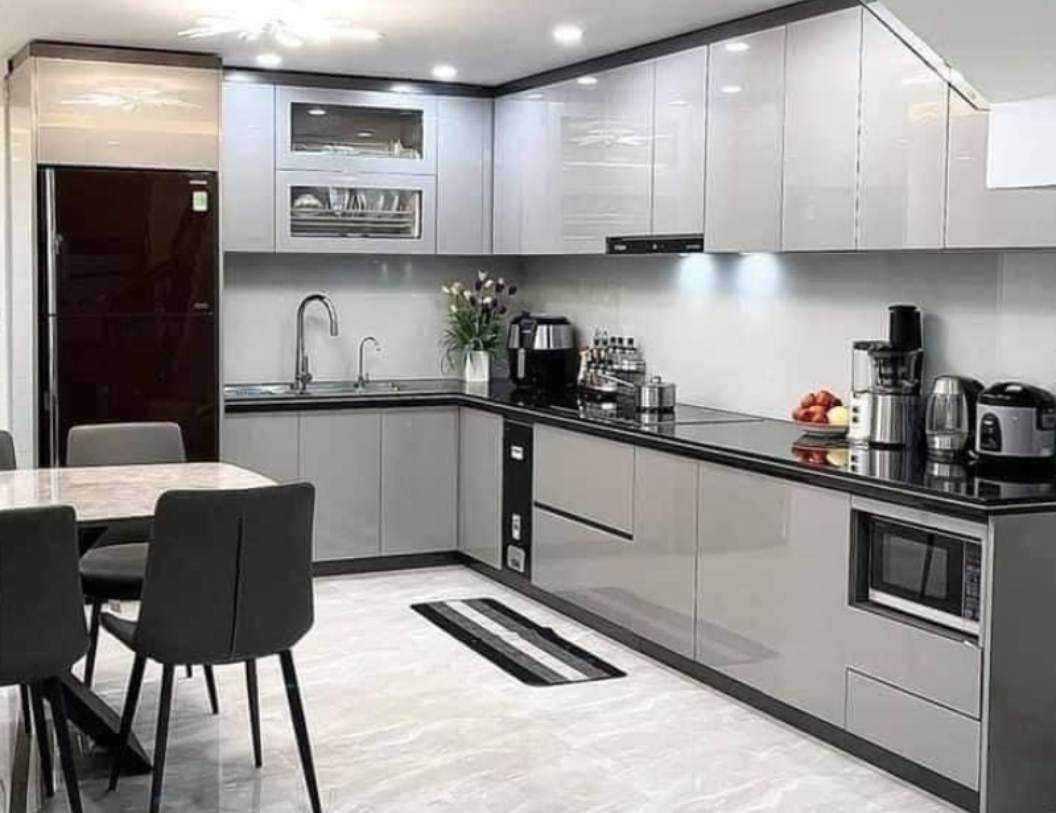 Có nên dùng tấm nhựa PVC làm tủ bếp? Khi nào nên – khi nào không