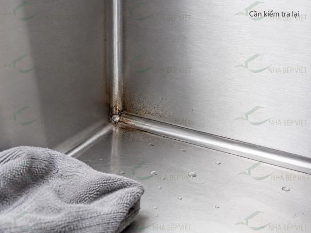 Cách nhận biết vết ố trên tủ inox có cần kiểm tra lại hay không