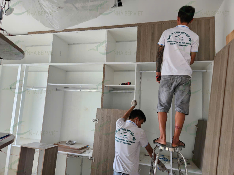 Lắp đặt tủ bếp tại công trình là bước căn chỉnh hệ tủ theo hiện trạng thực tế