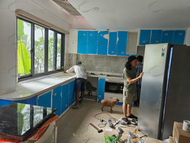 Lắp đặt tủ bếp tại công trình là bước căn chỉnh hệ tủ theo hiện trạng thực tế